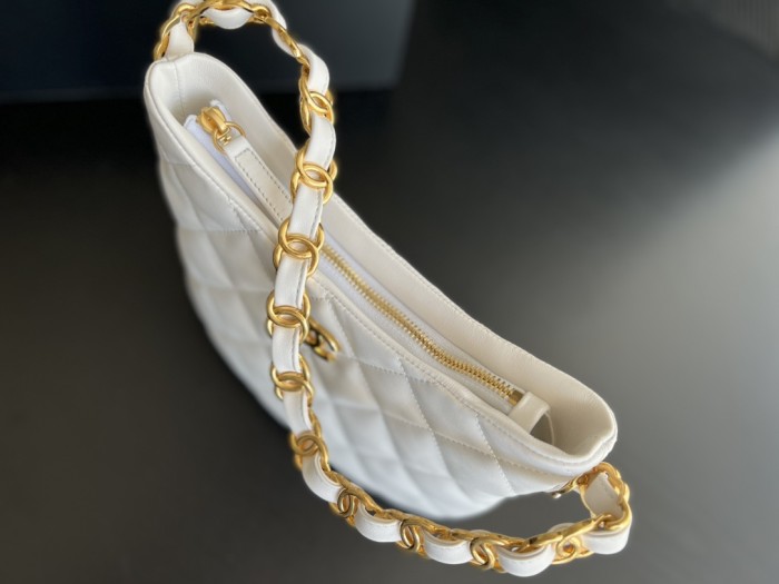 Handbag   Chanel size  17.5cm24cm6 cm