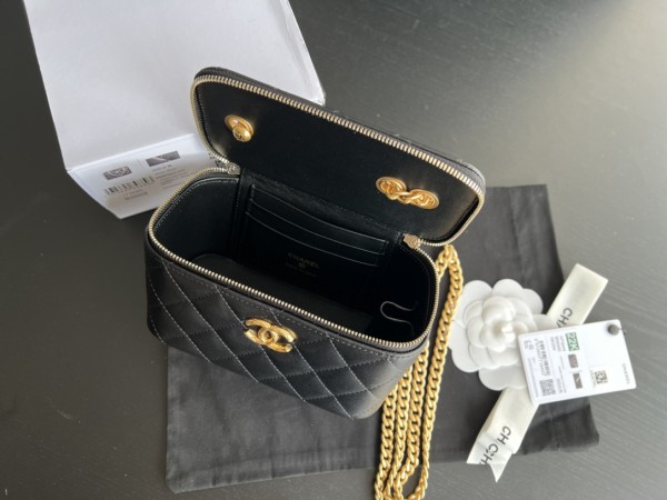 Handbag   Chanel AP3044  size  17cmx9.5cmx8 cm