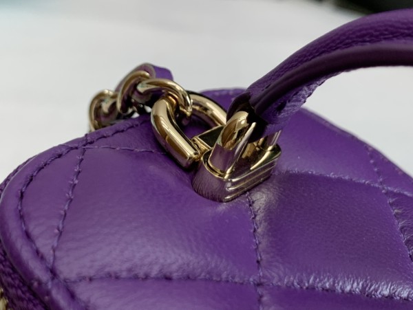  Handbag   Chanel  size  8.5*11*7* cm