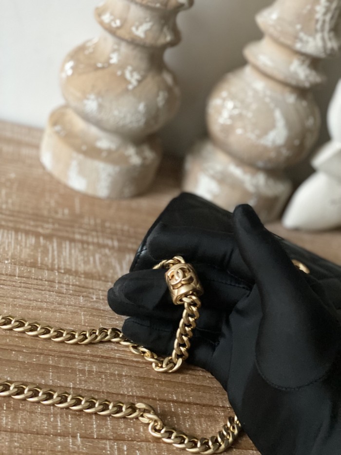 Handbag   Chanel  81224  size 16 cm