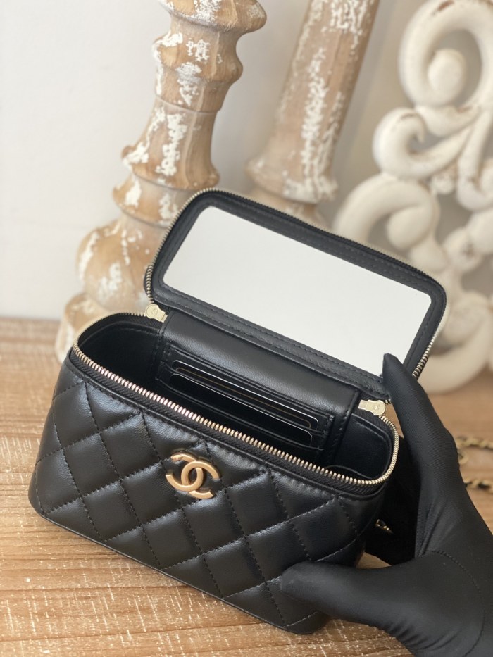 Handbag   Chanel  81230  size  16  9.5  8 cm