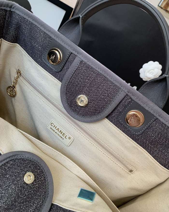  Handbag   Chanel  size  38 cm