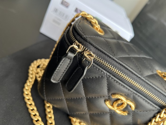 Handbag   Chanel AP3044  size  17cmx9.5cmx8 cm