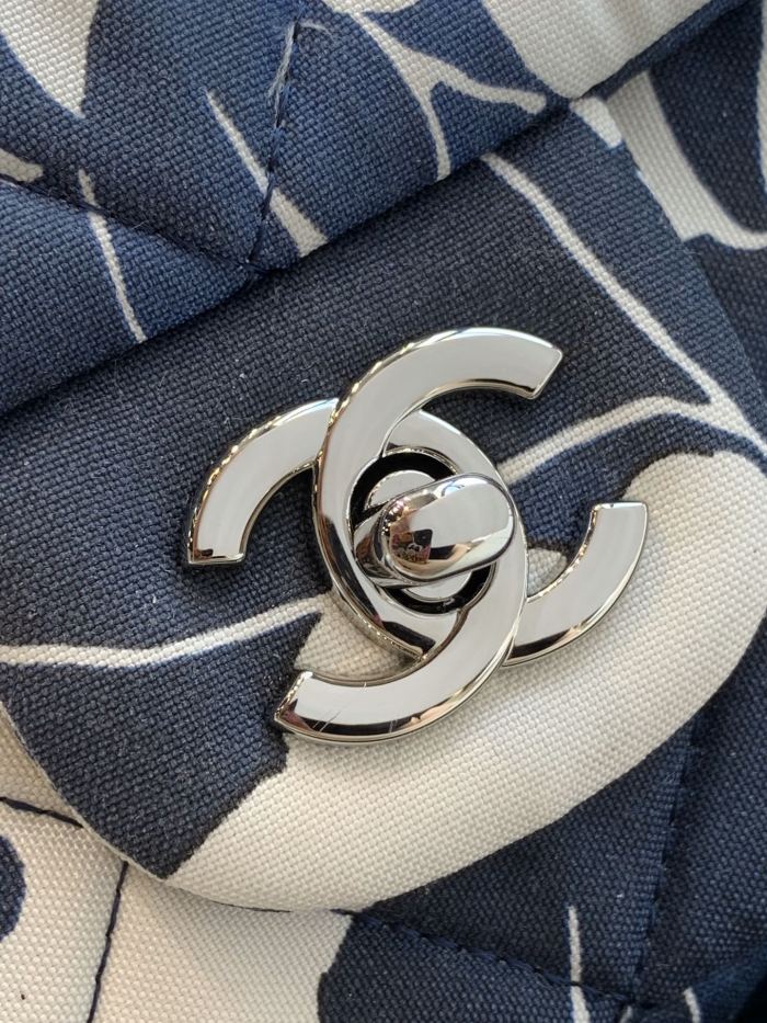  Handbag   Chanel  size 23×14×5.5 cm