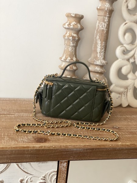 Handbag   Chanel  68112  size  10*17*8.5 cm