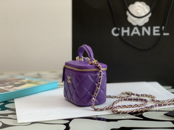  Handbag   Chanel  size  8.5*11*7* cm