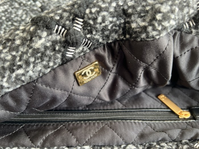 Handbag   Chanel  3261  size  39cmx42cmx8 cm