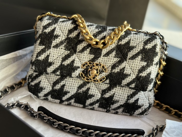 Handbag   Chanel AS1161  size  26 CM