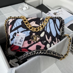  Handbag   Chanel  size  26/30 cm