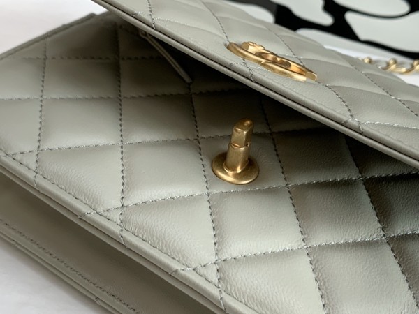 Handbag   Chanel  size 19  cm