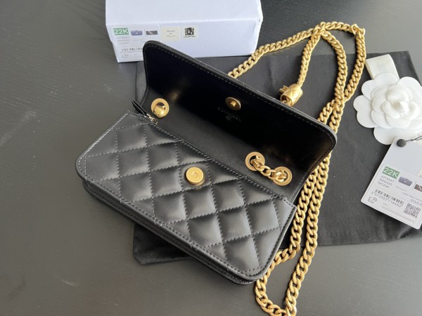 Handbag   Chanel AP3047  size  17cm9cm3 cm