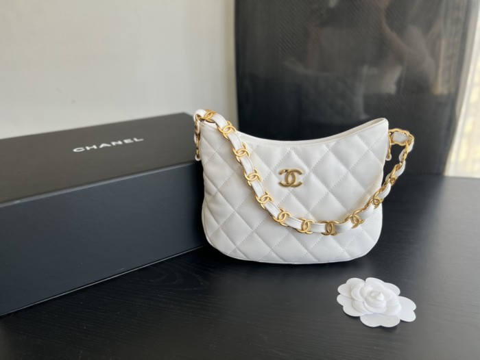 Handbag   Chanel size  17.5cm24cm6 cm