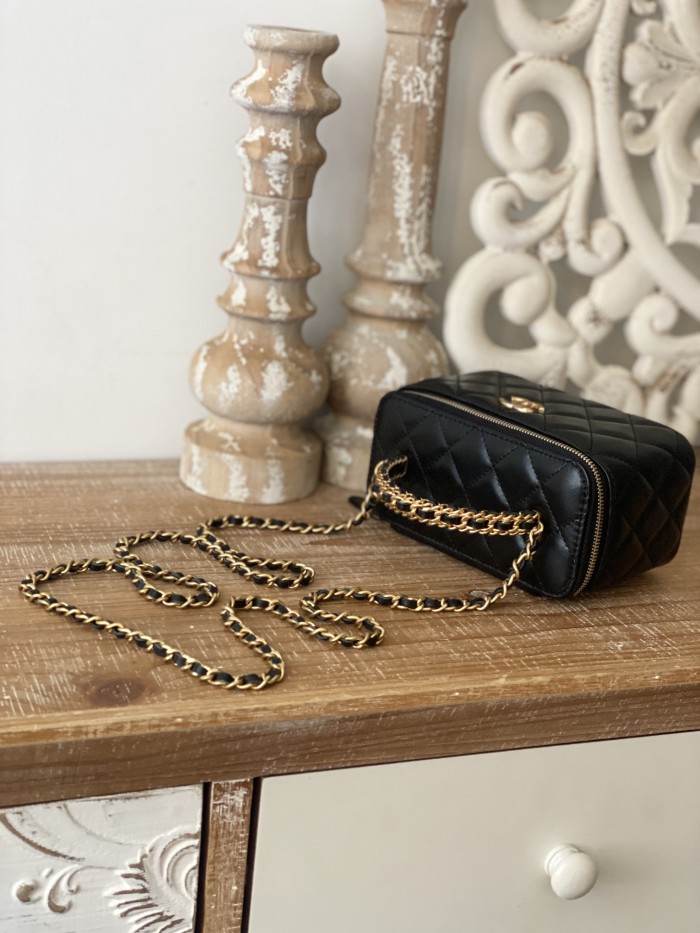 Handbag   Chanel  81230  size  16  9.5  8 cm