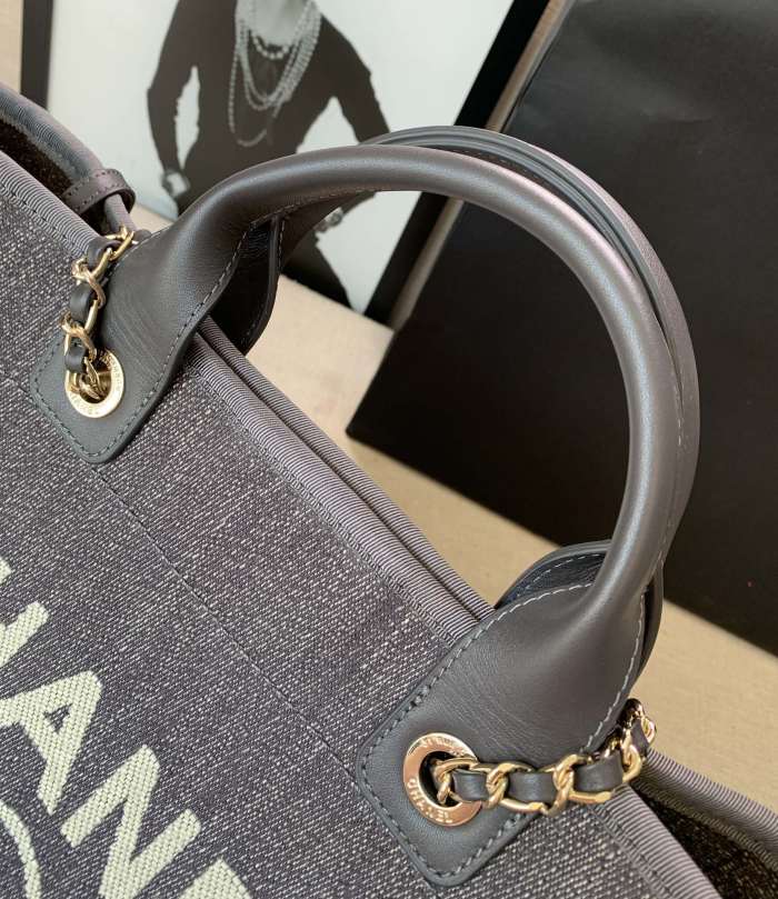  Handbag   Chanel  size  38 cm