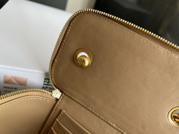 Handbag   Chanel  AP3044  size  17cmx9.5cmx8 cm 