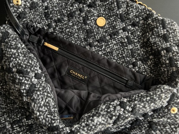 Handbag   Chanel  3261  size  39cmx42cmx8 cm