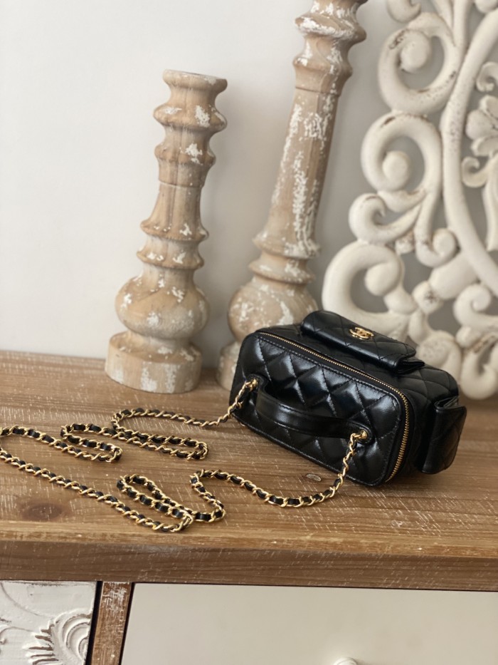 Handbag   Chanel  81231  size 10*17*8.5 cm