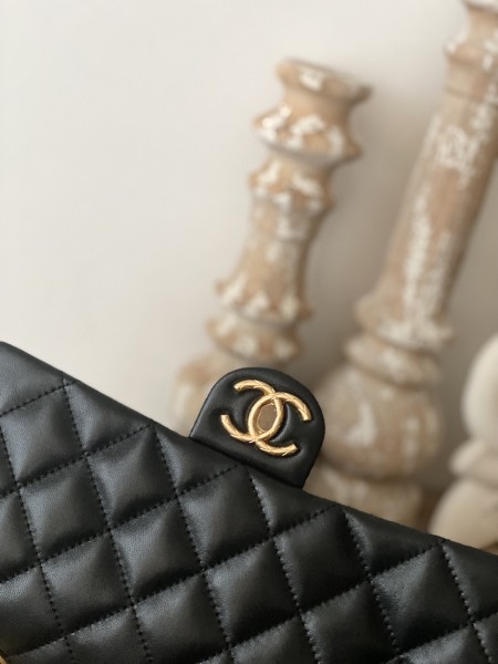 Handbag   Chanel  AS3609  size  16x25x10 cm