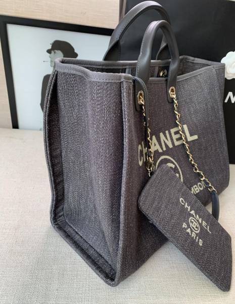  Handbag   Chanel  size  38 cm