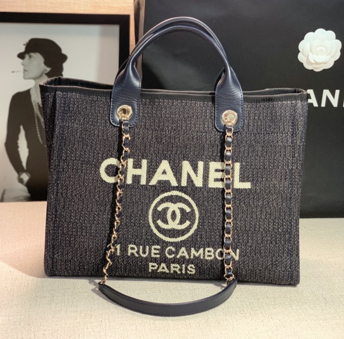 Handbag  Chanel  size  38  cm
