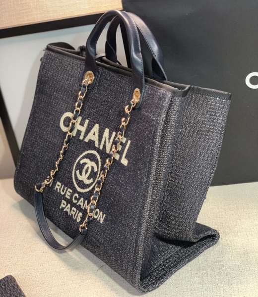 Handbag  Chanel  size  38  cm
