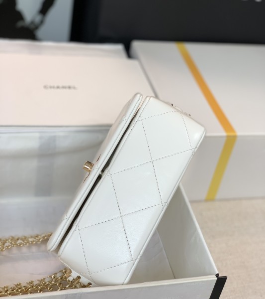 Handbag  Chanel  size  18  cm