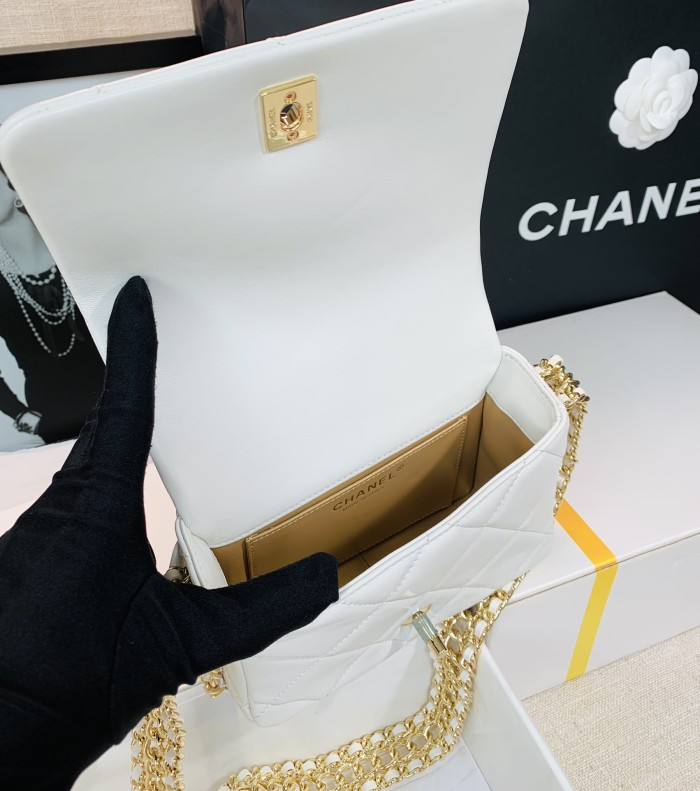 Handbag  Chanel  size  18  cm