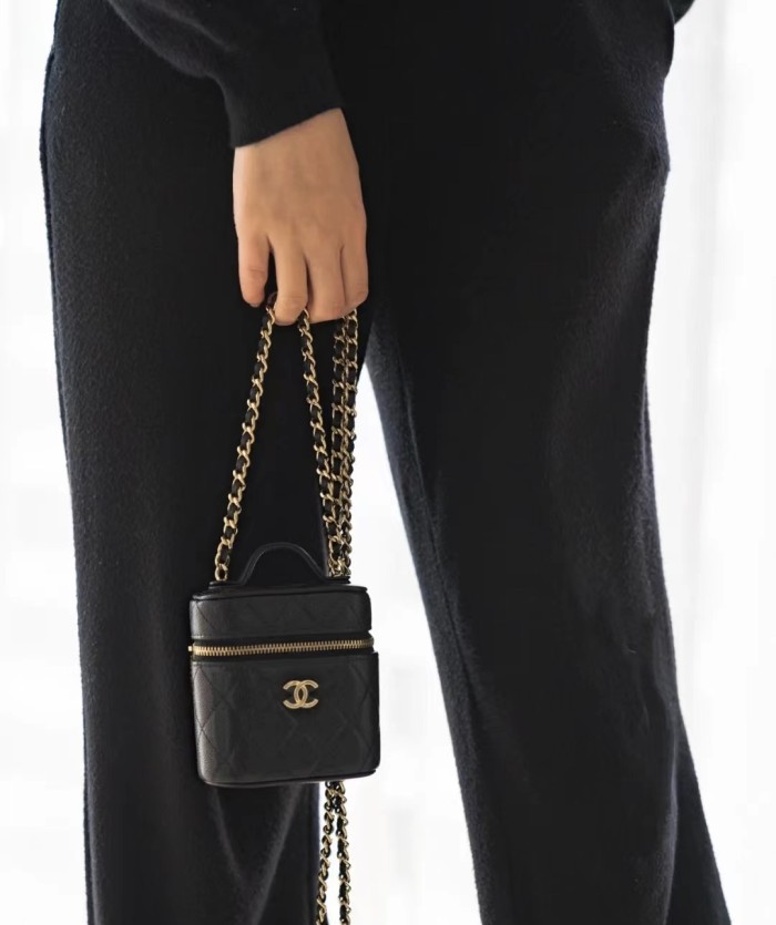  Handbag  Chanel  size  11×10×4 cm