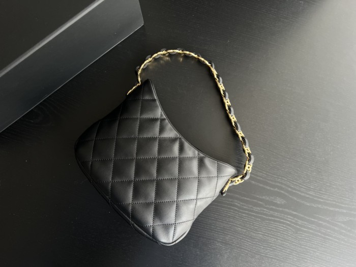 Handbag  Chanel   size  17.5cm24cm6 cm