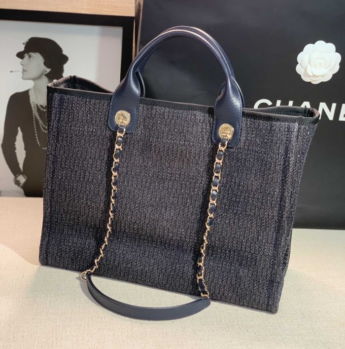 Handbag  Chanel  size  38  cm