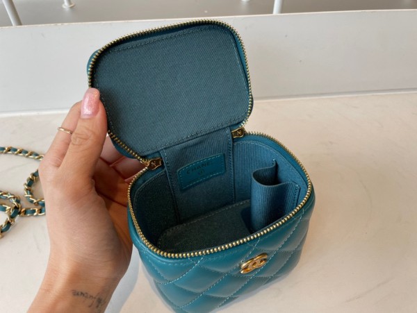 Handbag  Chanel  AP2198  size  11*8.5*7 cm