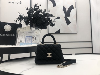 Handbag  Chanel  AS2215  size  𝟏𝟑*𝟏𝟗*𝟗 𝑐𝑚