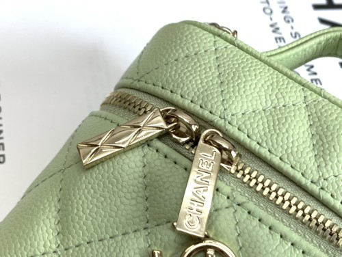  Handbag  Chanel  size  11×10×4 cm