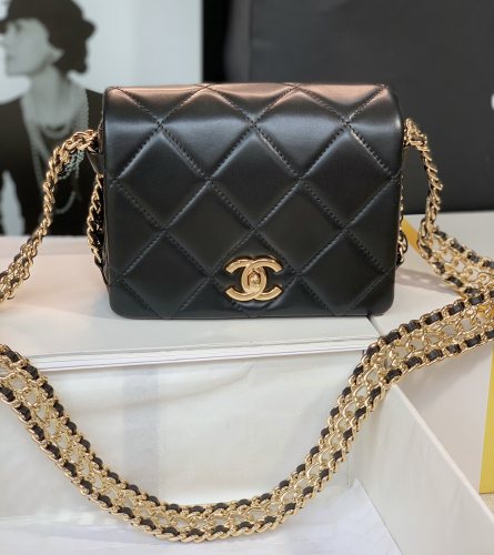 Handbag  Chanel  size 18  cm