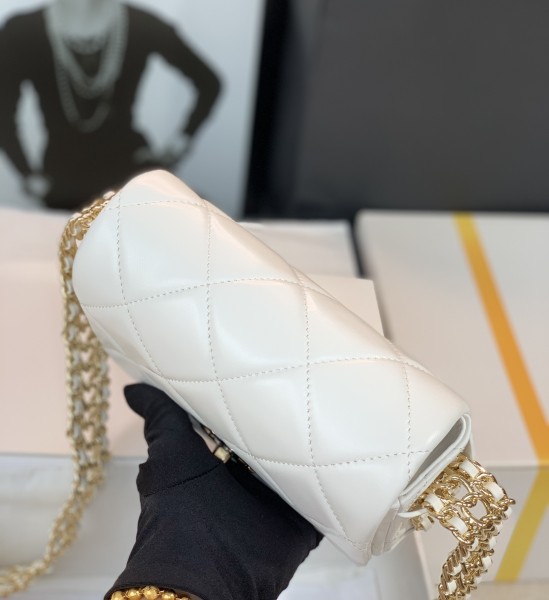 Handbag  Chanel  size  18  cm