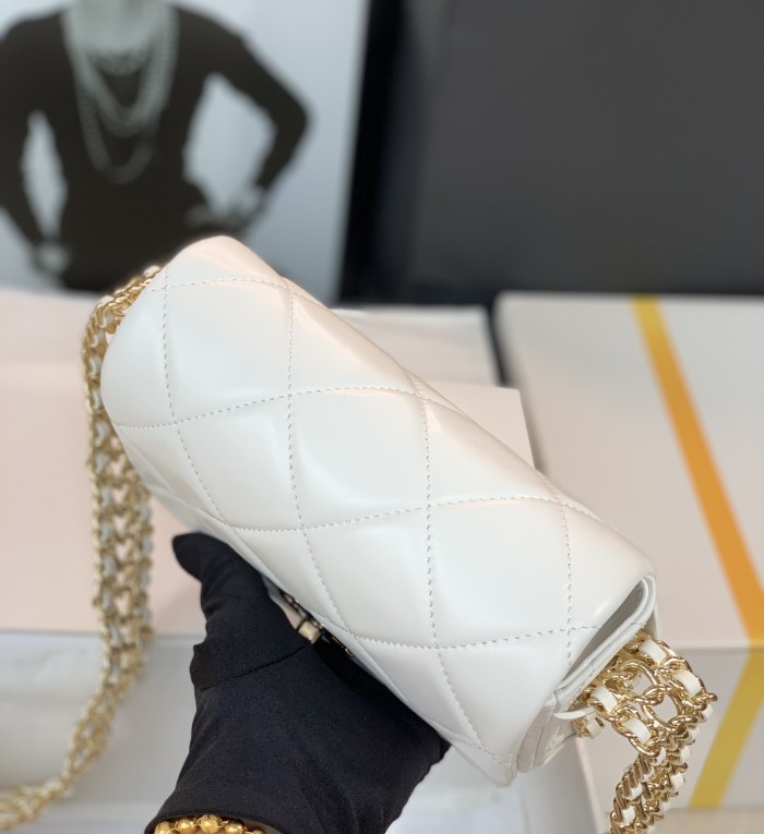 Handbag  Chanel  size  18  cm