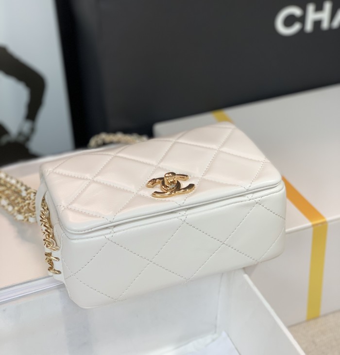 Handbag  Chanel  size  18  cm