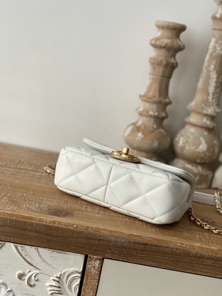 Handbag  Chanel  3473  size  13*18*6 cm