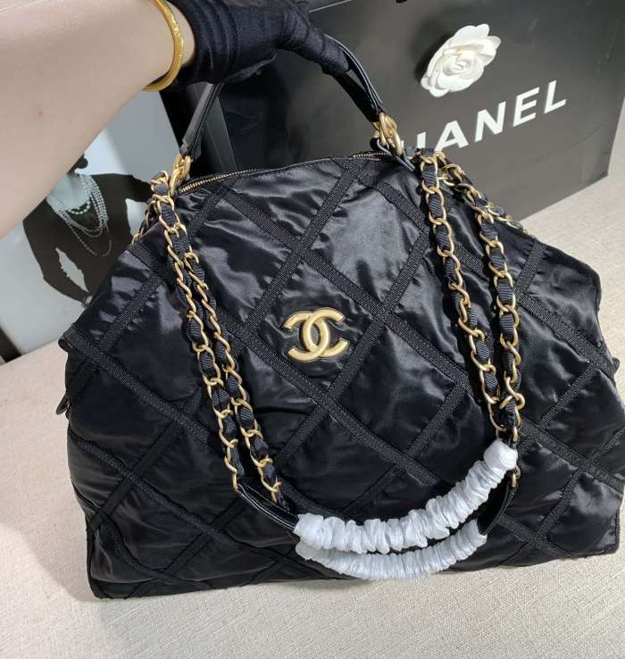Handbag  Chanel  size  25×46×28 cm