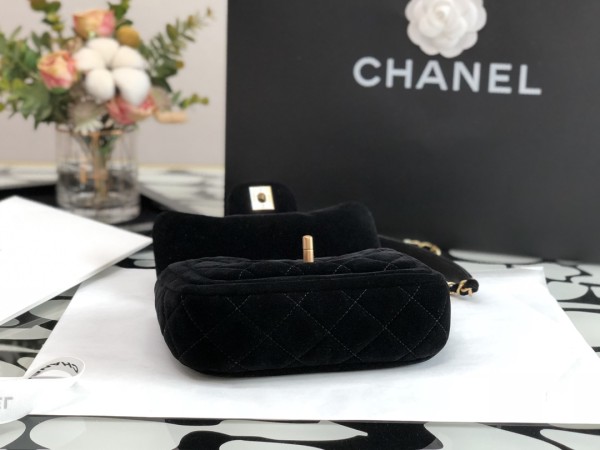 Handbag  Chanel  size  18×13×7 cm
