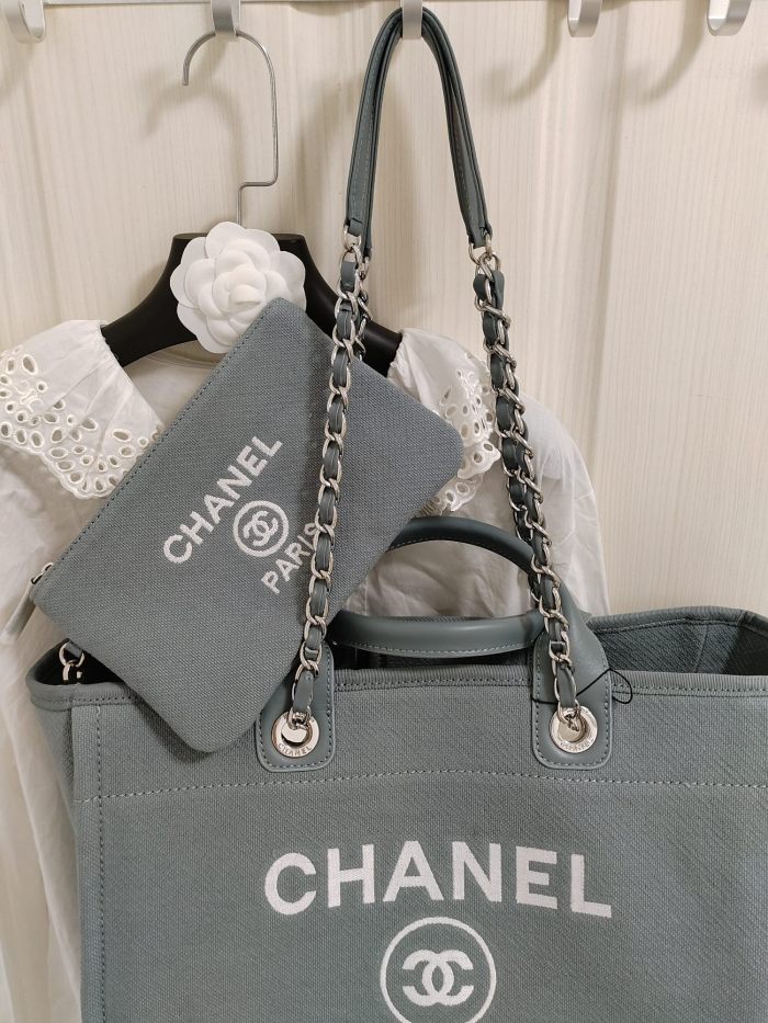 Handbag   Chanel  size  38 cm