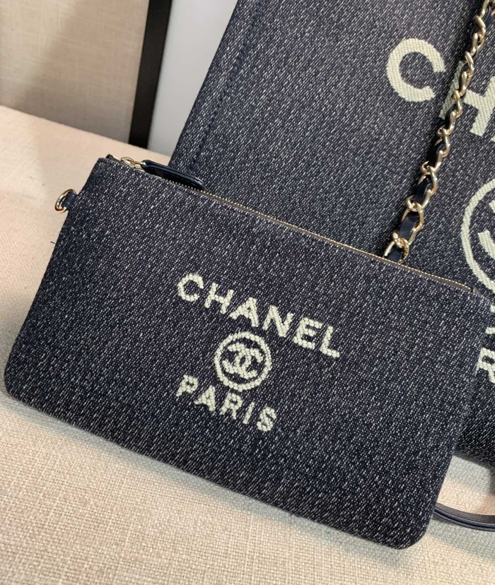 Handbag  Chanel  size  38  cm