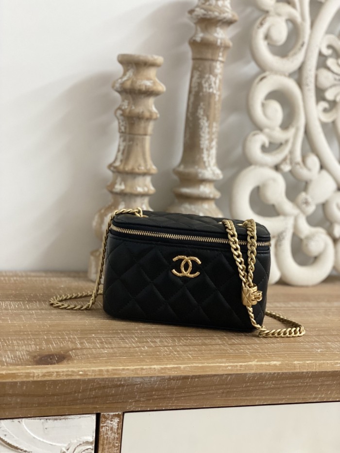 Handbag  Chanel  81222  size  16.5 cm
