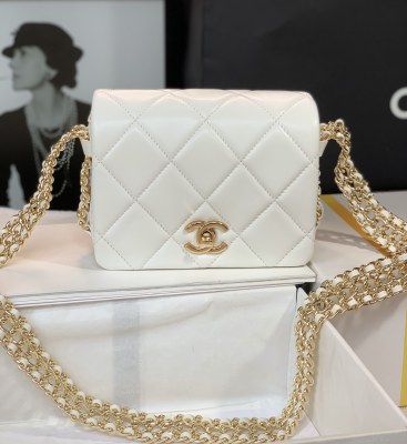 Handbag  Chanel  size  18  cm