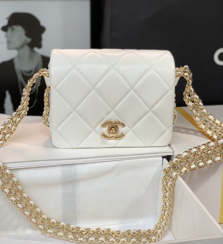 Handbag  Chanel  size  18  cm