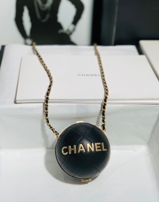 Handbag  Chanel  size  8 cm