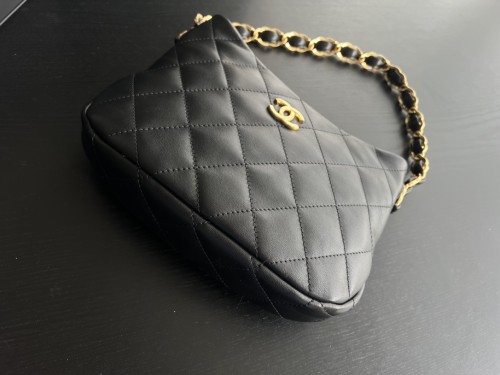 Handbag  Chanel   size  17.5cm24cm6 cm