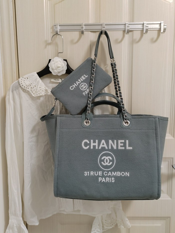 Handbag   Chanel  size  38 cm