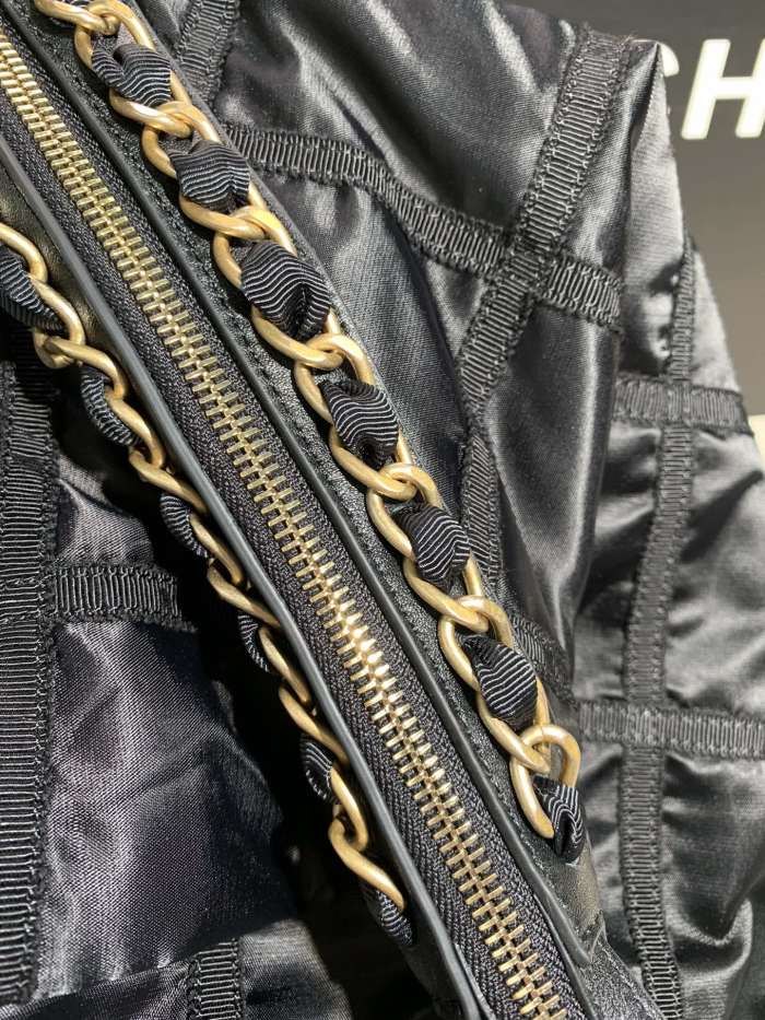 Handbag  Chanel  size  25×46×28 cm