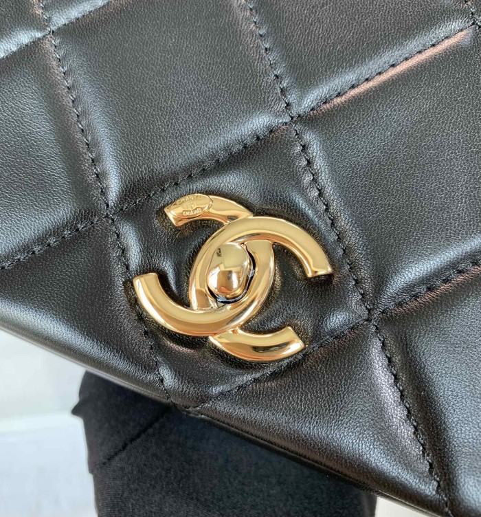 Handbag  Chanel  size 18  cm